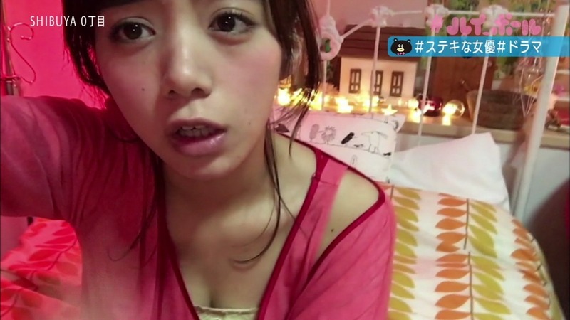 胸の谷間を武器にする女性アイドル達 8