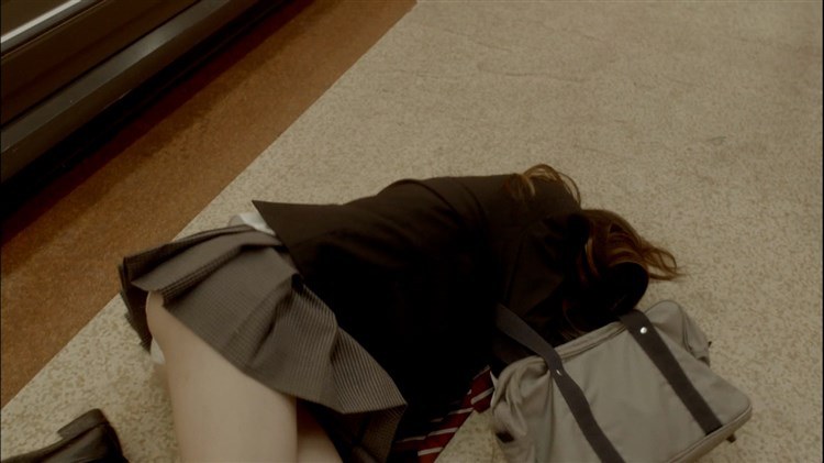 夏帆が制服姿で開脚パンチラしてるエロキャプ画像 7