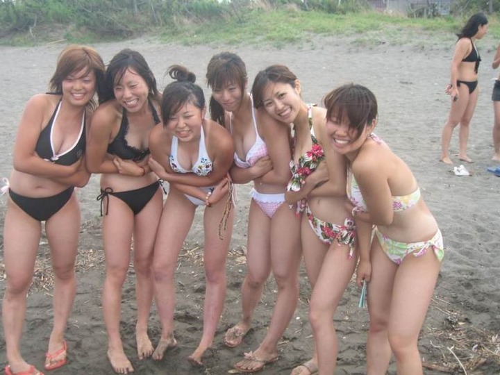 海ではしゃいでる素人のエロ水着画像80枚 11