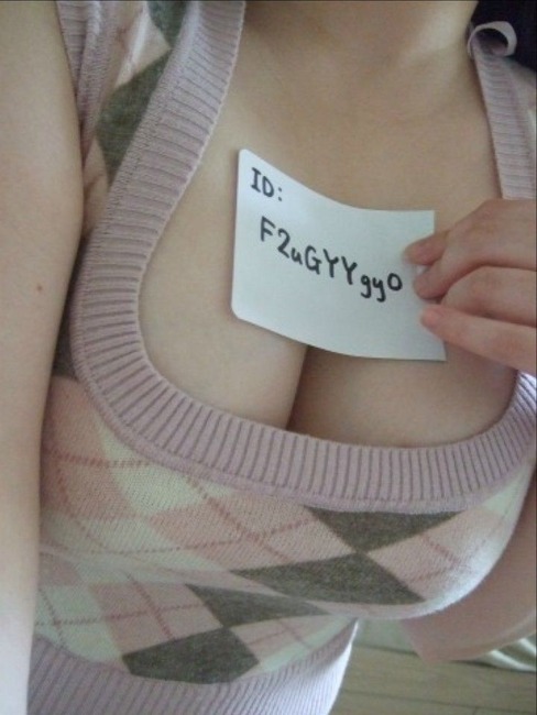 着衣巨乳な女の子をしゃぶりたくなるエロ画像 7