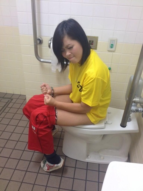 【素人おしっこエロ画像】トイレ入って抵抗なく聖水見せてくれる女はだいたいヤリマンｗｗｗｗｗ 9
