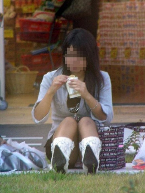 暖かくなってきたので素人のパンチラ盗撮エロ画像まとめ30枚 13