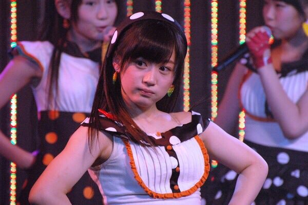 【画像54枚】アイドル・芸能人の抜ける胸チラなどエロgif画像 15