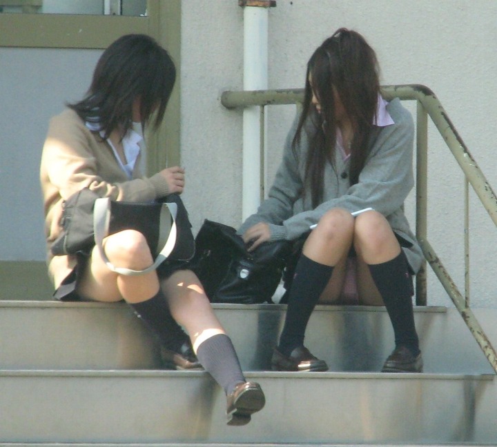 街中で見かけた素人のしゃがみパンチラ画像 18
