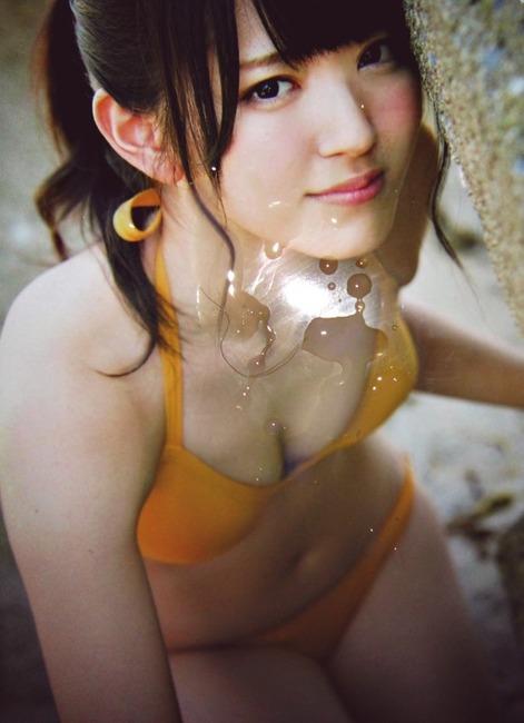 アイドルの写真集にぶっかけてるエロフェチ画像30枚 21