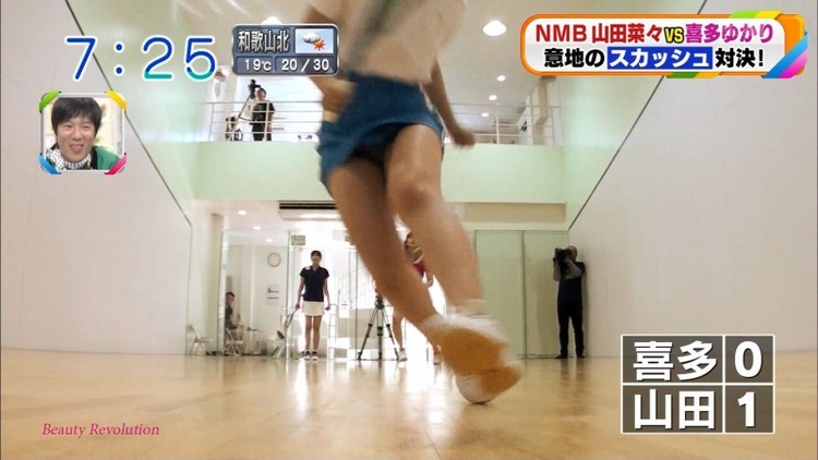 NMB48山田菜々がスカッシュでアンスコパンチラしてるエロキャプ画像 3