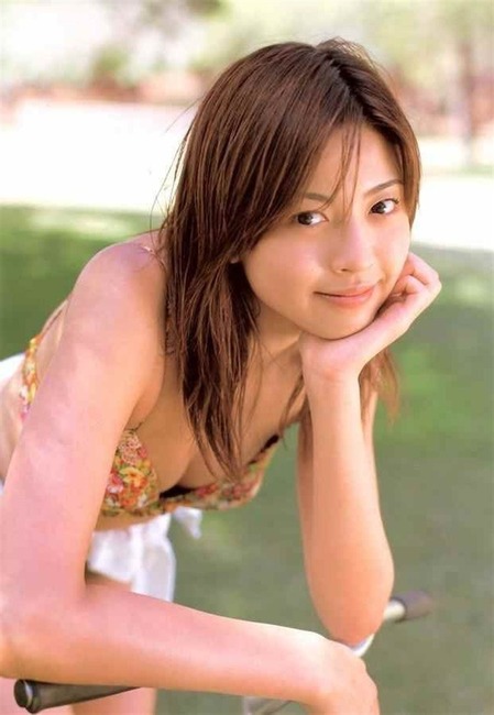 片瀬那奈が何もしなくてもやらしいのでキスしたくなるエロ画像 11