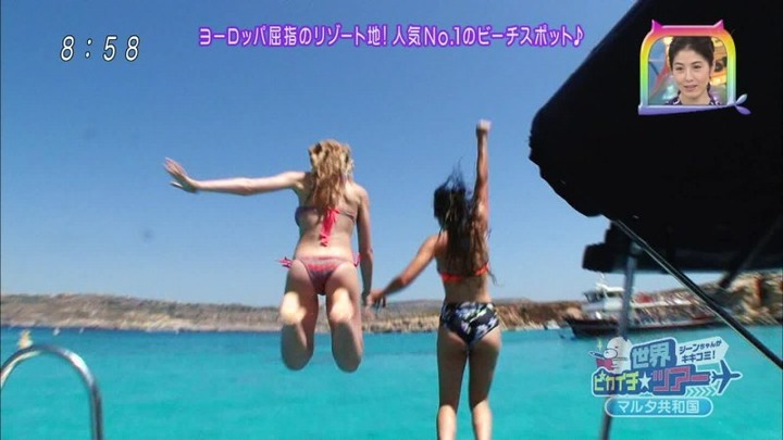 白人モデルの水着姿がエロいキャプ画像 17