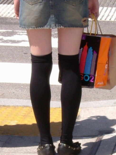 超ミニスカで誘ってる素人のエロ画像 20
