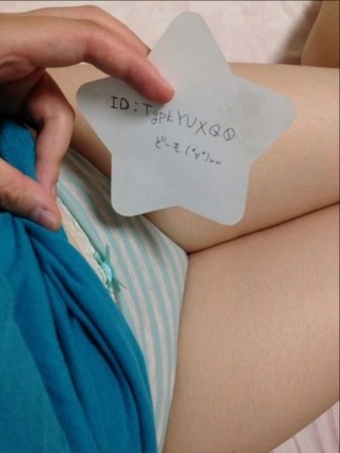 縞パン履いてる女の子がオナニーしてるエロ画像 28