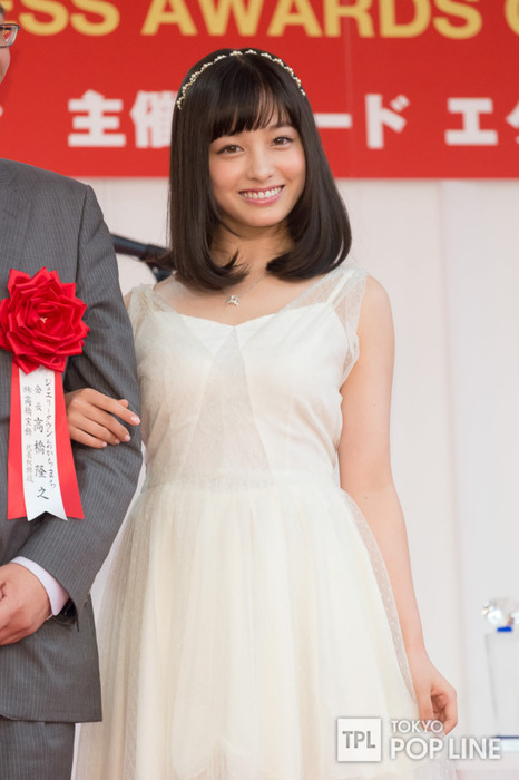 橋本環奈ちゃんの白いドレス姿が美しい 16