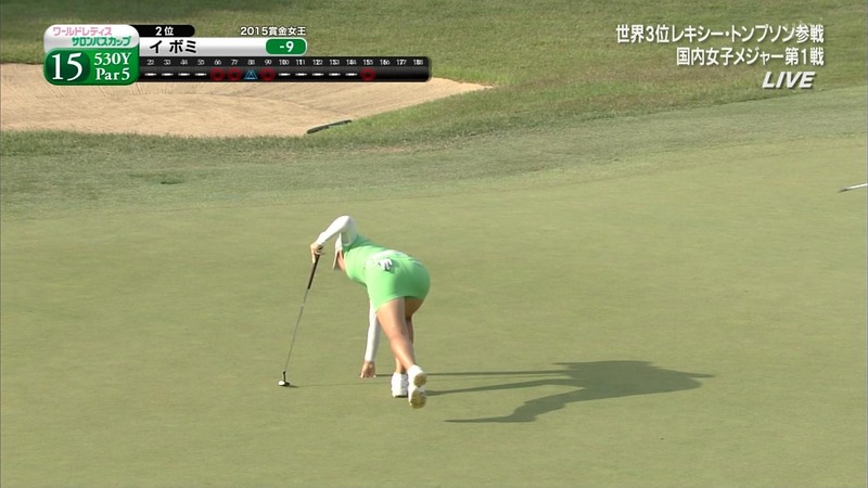 しゃがみパンチラしてる女子プロゴルフ 23