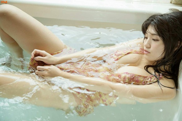 高崎聖子のいやらしい下着姿で理性が崩壊しちゃうエロ画像 39