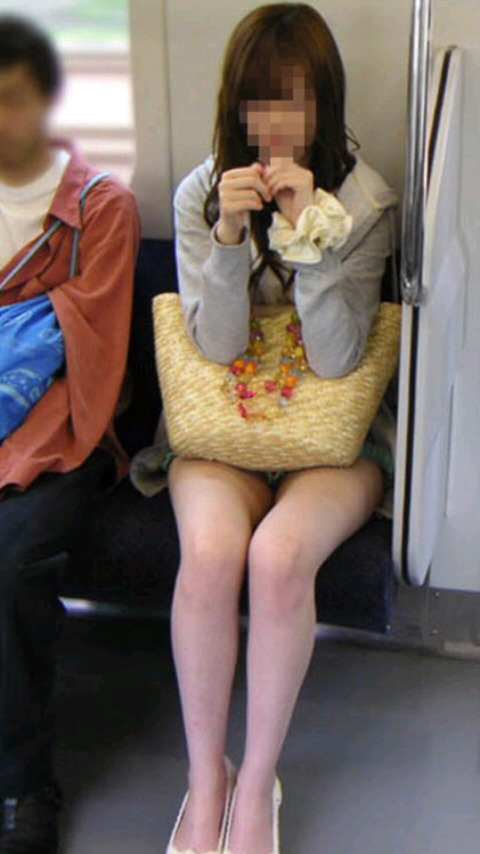 【電車内パンチラ盗撮エロ画像】パンチラ娘の正面席はまじでプライスレスｗｗｗｗｗ 20