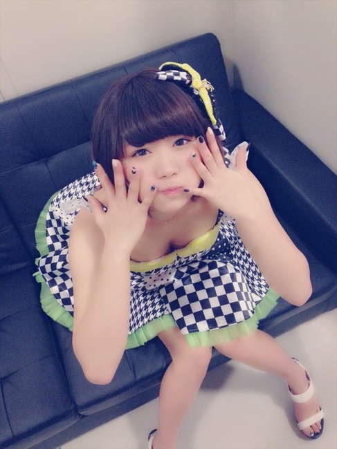 人気アイドルたちの胸チラしてるエロ画像まとめ 22