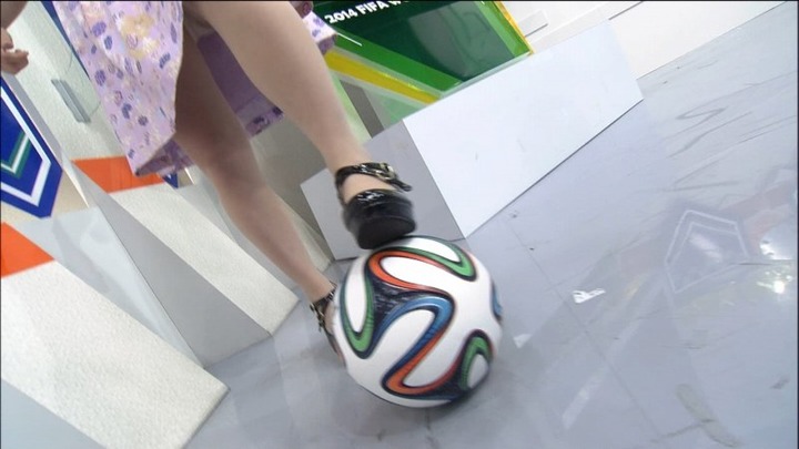 玉木碧女子アナがサッカーボールを蹴ってパンチラしてるエロ画像 3