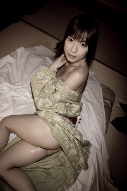 かすみ果穂　AV女優が紫下着の上からオナニーしてるエロ画像40枚 34
