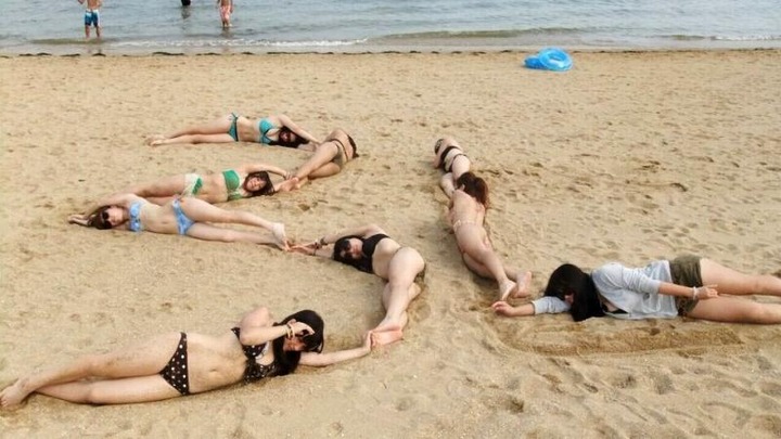 海ではしゃいでる素人のエロ水着画像 33