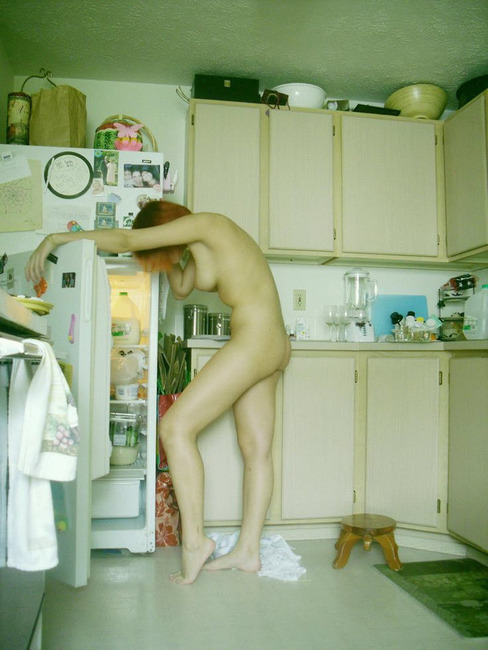 室内で裸で生活してる外国人のエロ画像 12