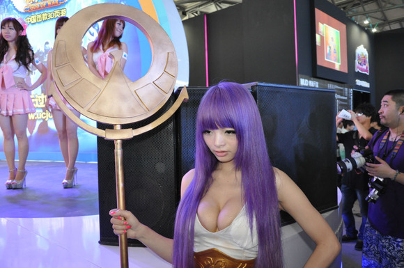 中国人巨乳コスプレイヤーがパンチラしてマンスジ見えてるエロ画像 15