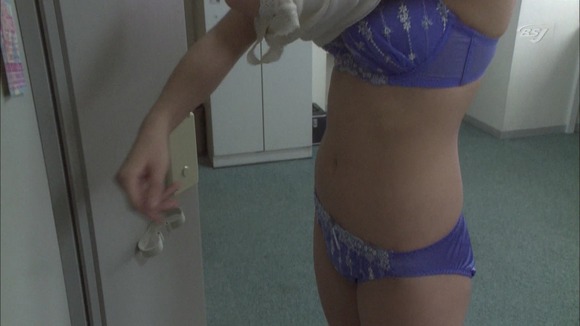 小倉優子のパンチラや女子アナの胸チラなどお宝エロキャプ画像50枚 43