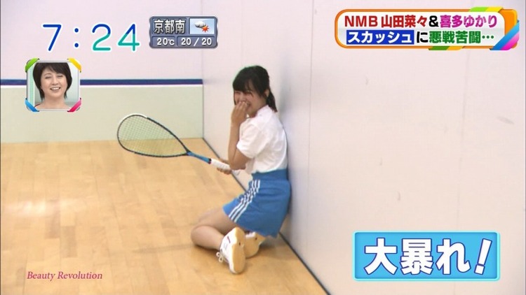 NMB48山田菜々がスカッシュでアンスコパンチラしてるエロキャプ画像 17