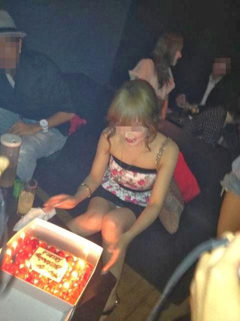 Facebookには素人娘のパンチラがいっぱい！集合写真は注目して見とけｗｗｗｗｗ（画像あり） 3
