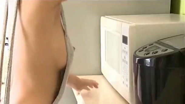 岸明日香の裸エプロンから見える胸の谷間がエロい画像30枚 13