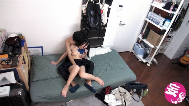 ナンパして家に連れ込んだ女の子をハメ撮りしてるエロ画像 2
