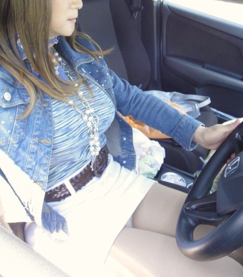 【車内パンチラエロ画像】運転中・助手席でパンチラする素人さんクッソエロいｗｗｗｗｗ 12