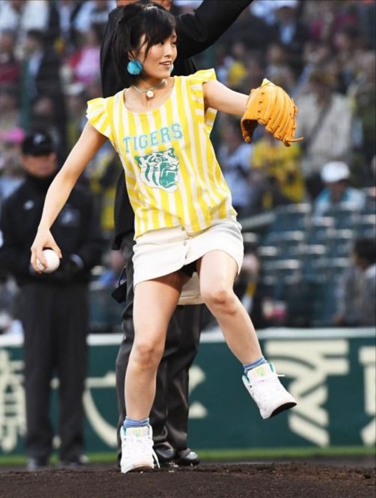 NMB48さや姉が始球式で足を上げてパンチラ　画像 22