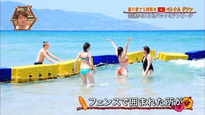 海外の水着美女のレポーターがエロい画像 15