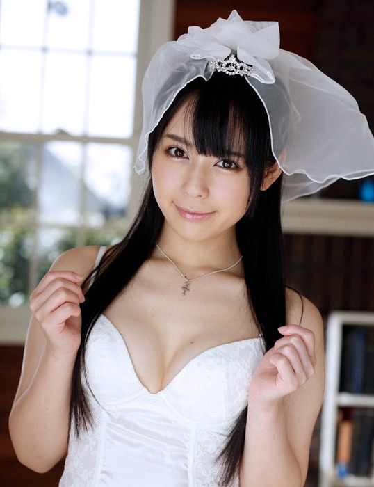 ウエディングドレスのコスプレで誘ってるお姉さん 11