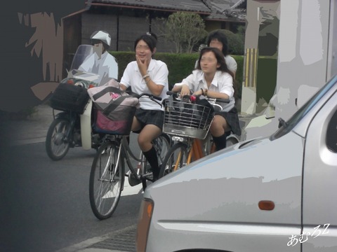 【自転車パンチラJKエロ画像】通学中の世のサラリーマンのムラムラを溜めてる原因はこいつらだｗｗｗｗｗｗ 1