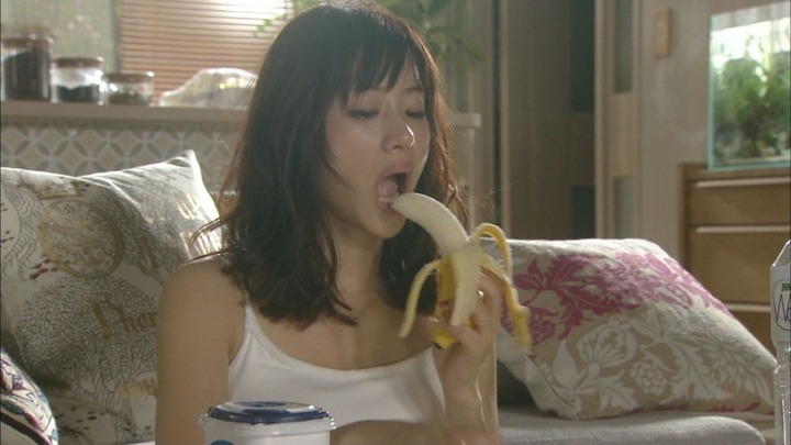 石原さとみのベッドシーンがエロい画像 7