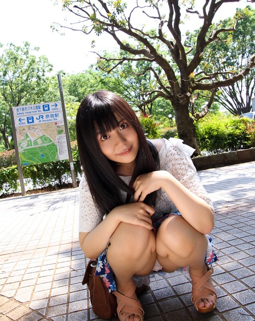 しゃがみパンチラしてる女の子の画像まとめ 33