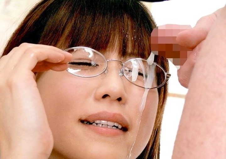 メガネかけてるお姉さんにザーメンぶっかけてるエロ画像 11