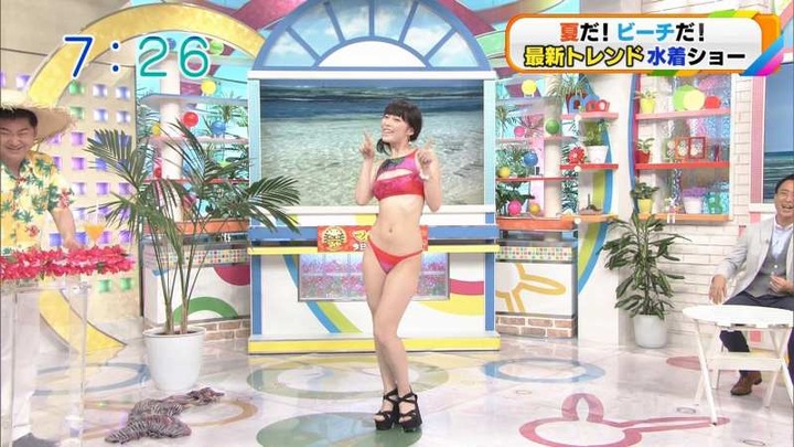 スタジオで行われたHな水着ショーのキャプ画像 24