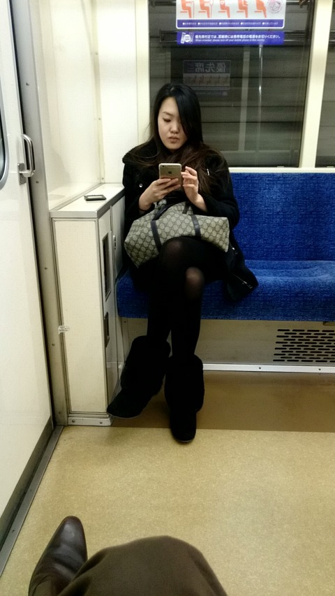 素人娘の電車内パンチラに生足…エロッ…こりゃ痴漢増えるわｗｗｗｗｗ（画像あり） 12