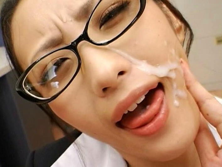 メガネかけてるお姉さんにザーメンぶっかけてるエロ画像 9