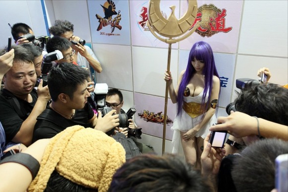 中国人巨乳コスプレイヤーがパンチラしてマンスジ見えてるエロ画像 27