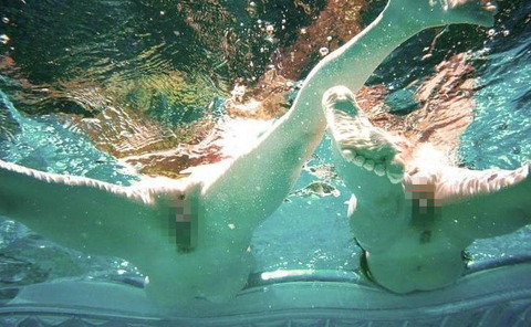 【水中盗撮エロ画像】プールで露出とかセックスしてる変態素人多すぎワロタｗｗｗｗｗ 12