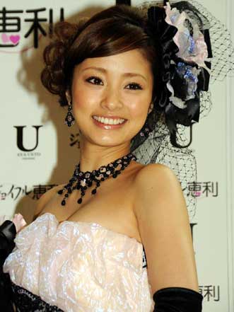 半澤直樹に出てる上戸彩の巨乳おっぱいがエロい画像 11