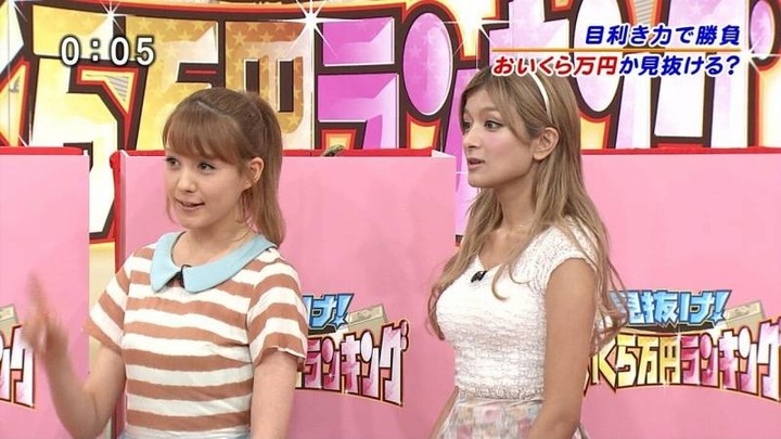 【画像】ローラの着衣巨乳や太ももに興奮する 21
