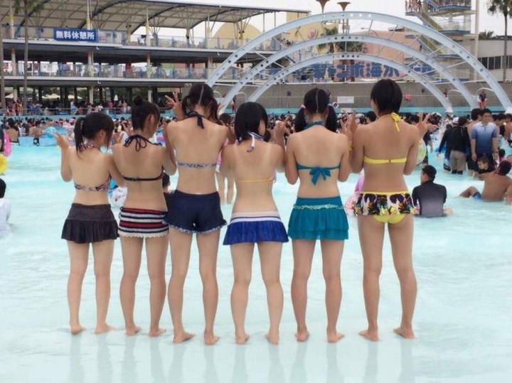 海ではしゃいでる素人のエロ水着画像 21