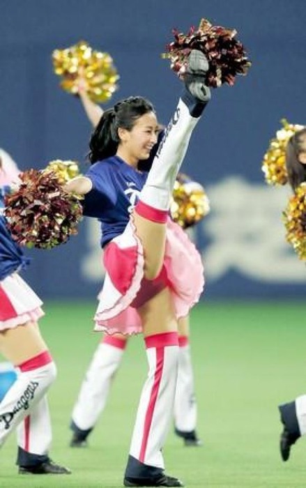 TVを股を開きまくるアイドル達のエロ画像 4