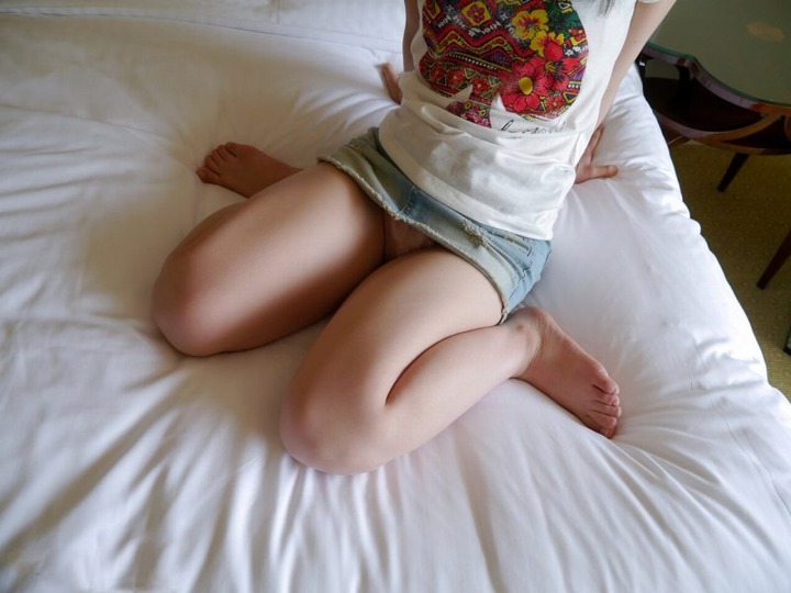 デニムを履いてるミニスカギャルのパンチラ 28