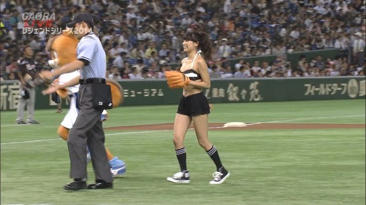 久松郁実(18)ファッションモデルが乳首見えそうな格好で始球式してる画像 7