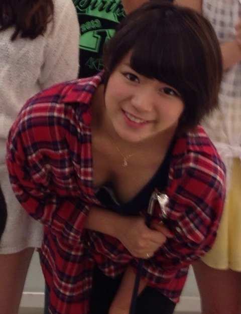 人気アイドルたちの胸チラしてるエロ画像まとめ 18