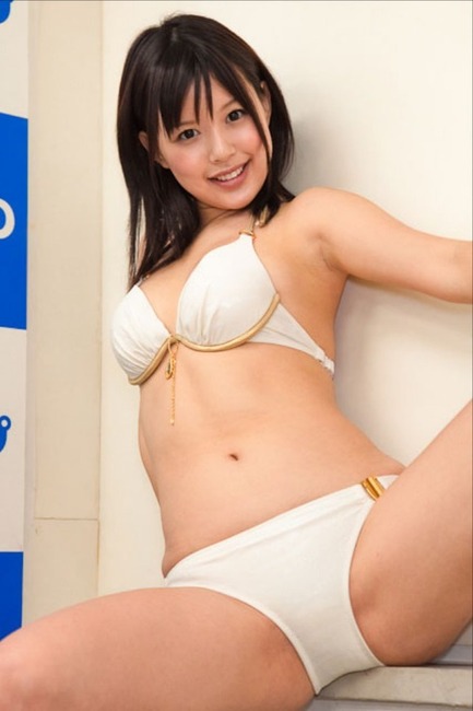 ムチムチ感がエロいグラビアアイドルのビキニ・水着画像40枚 35